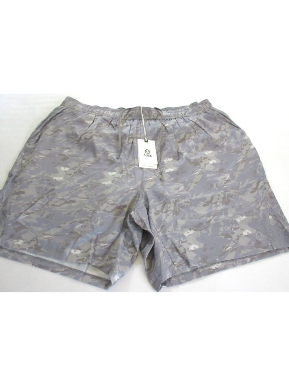 Tasc Performance Men's 7 inch 2 in 1 shorts Light Gray Surface Camo Size 2XL NWT